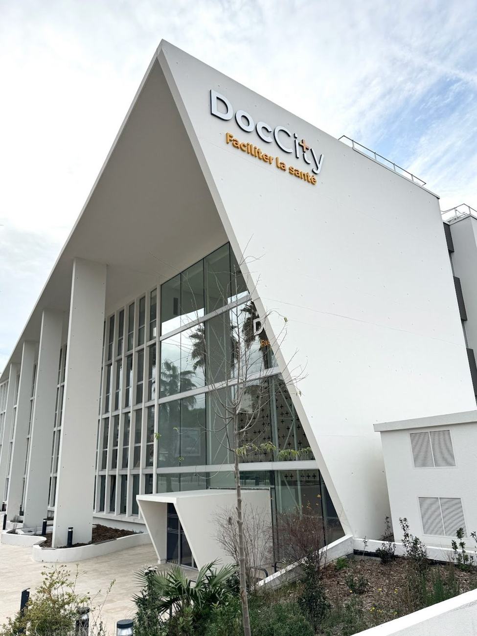 Façade d'un bâtiment DocCity accueillant un centre Vivalia