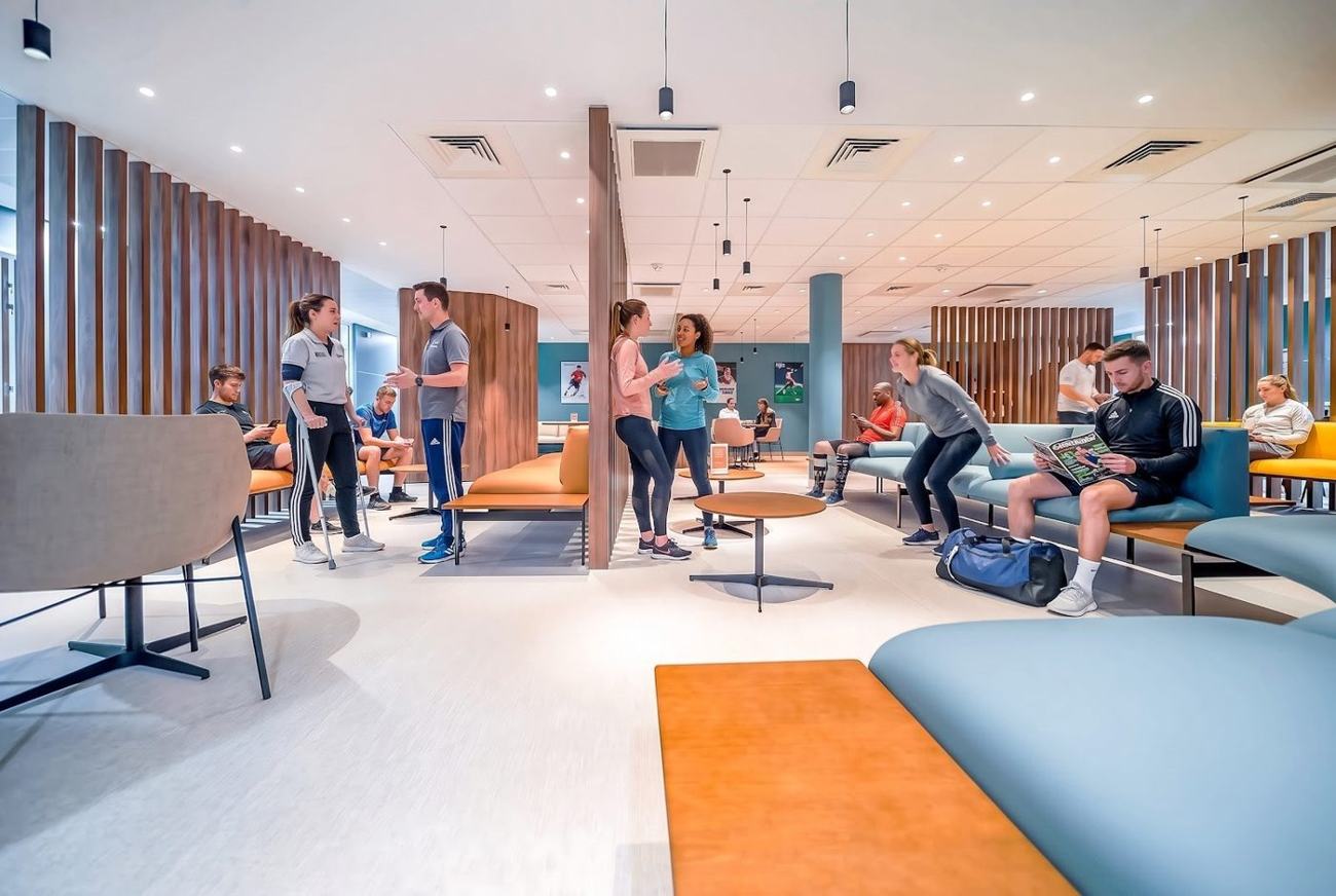 Équipe et patients dans l'espace d'accueil d'un centre Vivalia